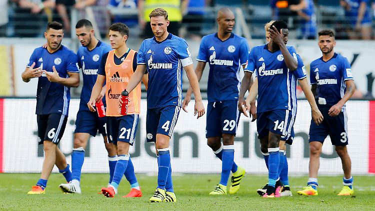 Die hochgerüstete Schalker Mannschaft hat zum Start in die neue Liga-Saison bei Eintracht Frankfurt in jeder Hinsicht maßlos enttäuscht.