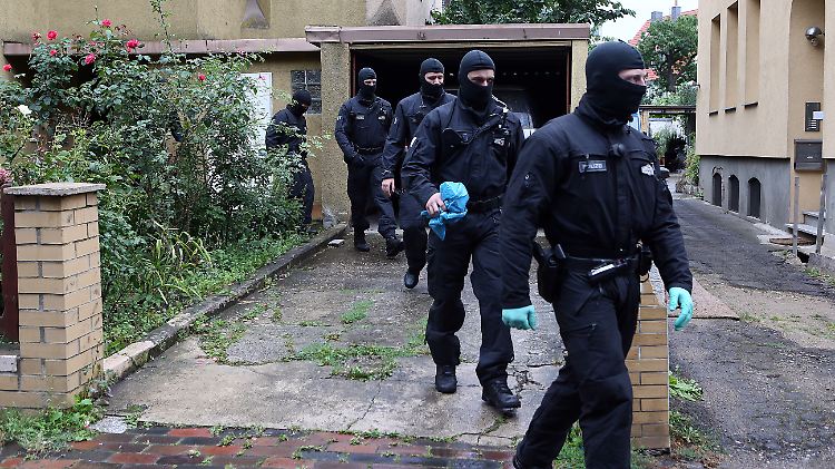 Im August durchsuchen Polizisten ein Haus in Niedersachsen. Der Bewohner des Hauses wird verdächtigt, den IS zu unterstützen.
