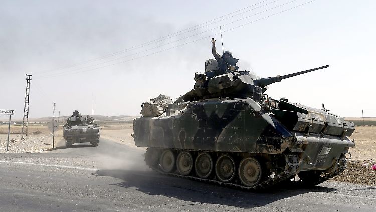 Türkische Panzer kehren nach ihrem Einsatz in Syrien zurück.