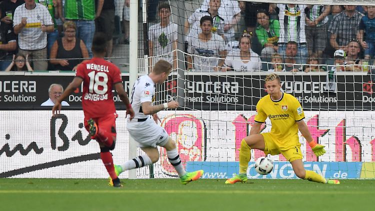 Andre Hahn (Borussia Moenchengladbach), erzielt gegen Torwart Bernd Leno (Bayer 04 Leverkusen) das Tor zum 1:0.