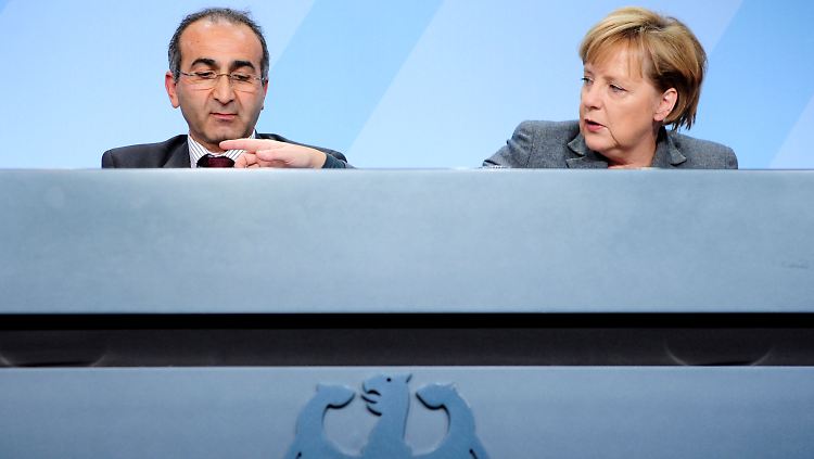 Integration sieht anders aus (Kanzlerin Angela Merkel und der Geschäftsführer des Multikulturellen Forums, Kenan Kücük bei der Pressekoneferenz nach dem Gipfel).