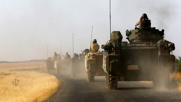 Türkische Panzer auf dem Weg nach Syrien