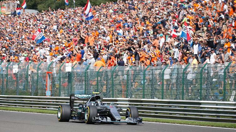 Nico Rosberg fährt seinen sechsten Saisonsieg ein.