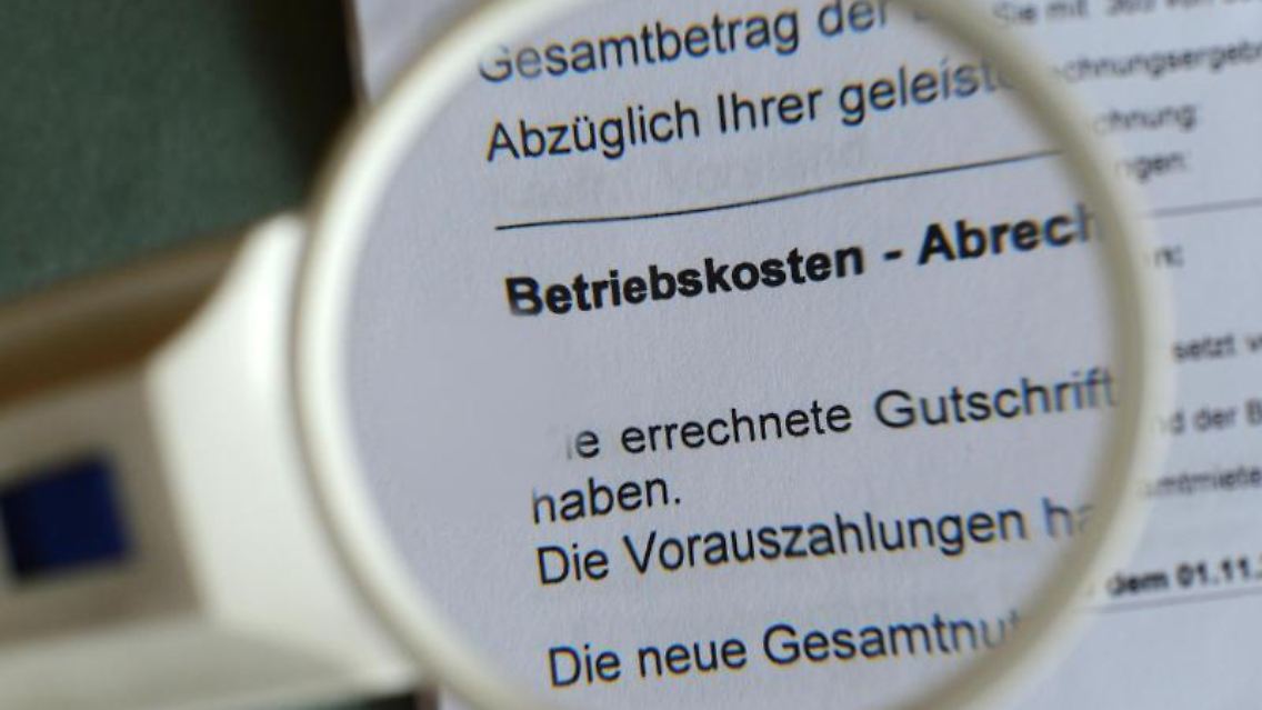 Mieter sollten immer die Betriebskosten-Abrechnung unter die Lupe nehmen. Foto: Jens Kalaene