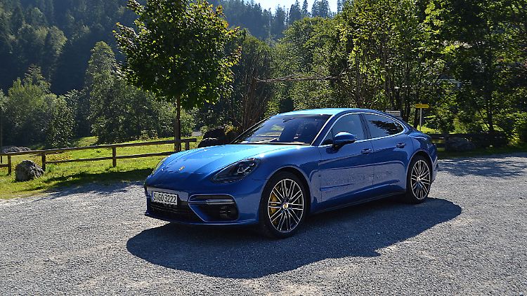 Optisch viel näher am Porsche 911 präsentiert sich der neue Panamera jetzt ohne Buckel und scharfer Linie.