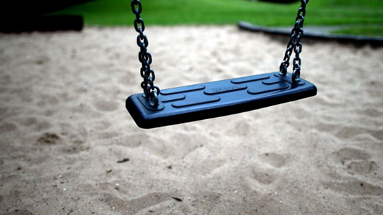 Ein Ausflug zum Strand ist für viele Kinder nicht drin. Sand gibt es dann nur auf dem heimischen Spielplatz.