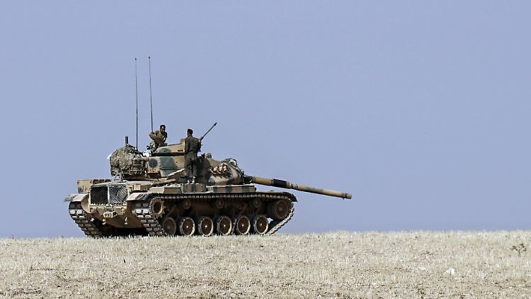 Ein türkischer Panzer überwacht das Grenzgebiet zu Syrien.