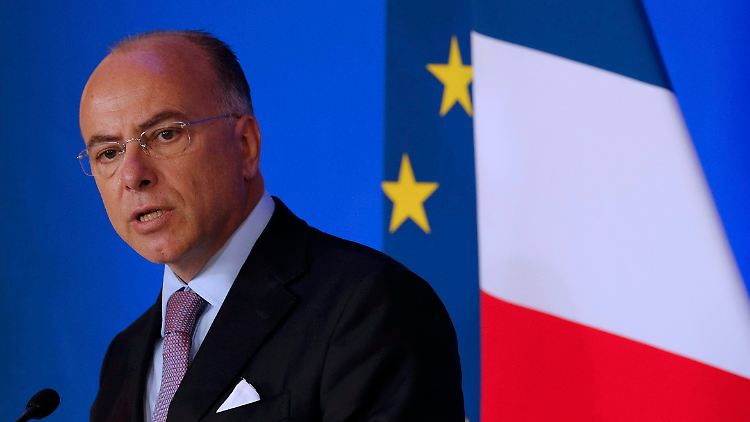 Frankreichs Innenminister Bernard Cazeneuve hält nichts von einem Burkini-Verbot - Ex-Präsident Sarkozy will dafür notfalls die Verfassung ändern.