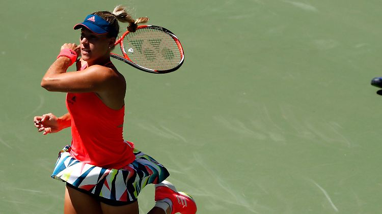 Angelique Kerber spart bei hochsommerlichen Temperaturen Kraft.