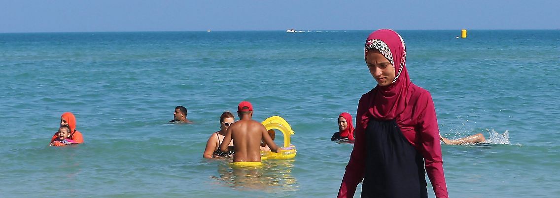 Eine Tunesierin in einem Burkini.