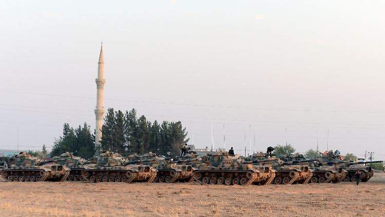 Türkische Panzer postieren sich in Karkamis an der Grenze zu Syrien.