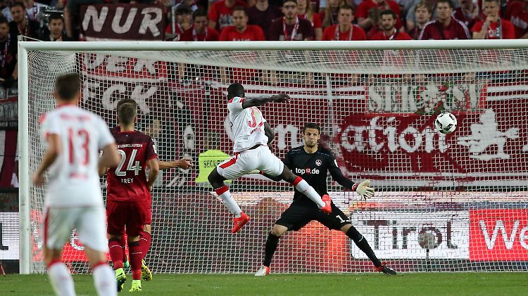 Hier vergibt Ihlas Bebou (37, Fortuna) eine Torchance gegen André Weis.