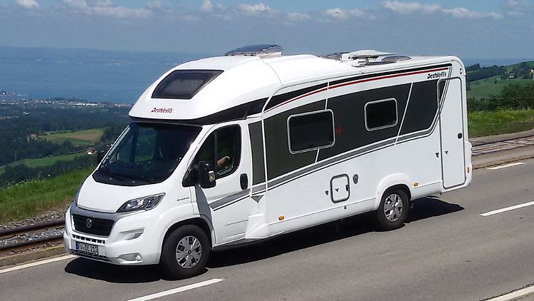Geschrumpfter Alkoven: Unter der Dachhutze des Dethleffs 4-Travel liegt das Hubbett, wenn es "schläft".