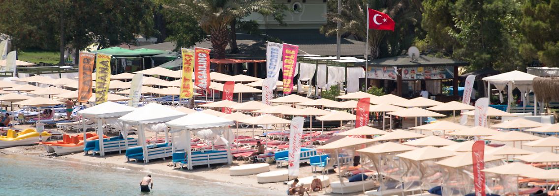 Vergleichsweise leer ist auch der Strand von Kemer.