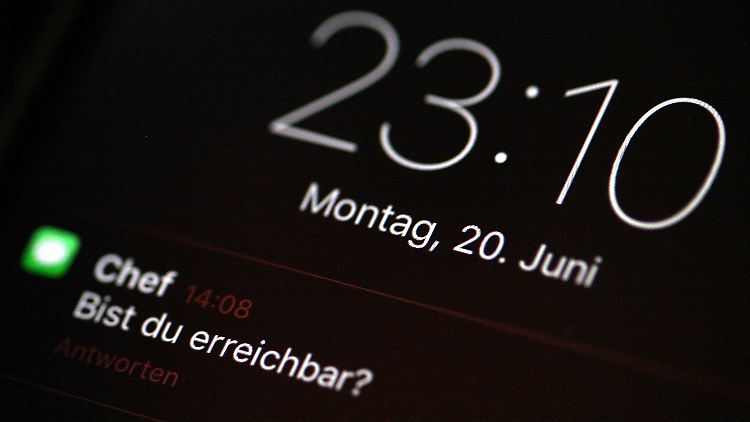 Anrufe im Urlaub? Für die meisten Angestellten ist das nur einer von vielen Stressfaktoren. Freizeit und Beruf in Einklang zu bringen, fällt vielen schwer.