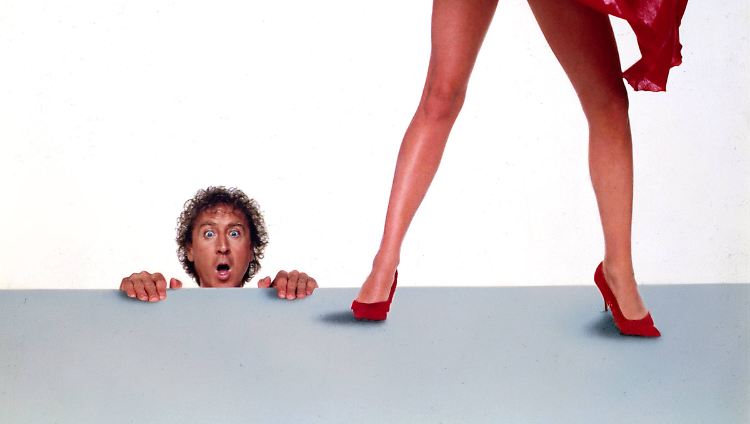 "The woman in red" war Kelly LeBrocks Durchbruch, Gene Wilder spielte den Teddy Pierce  - und Stevie Wonder sang: "I  just called to say I love you". 