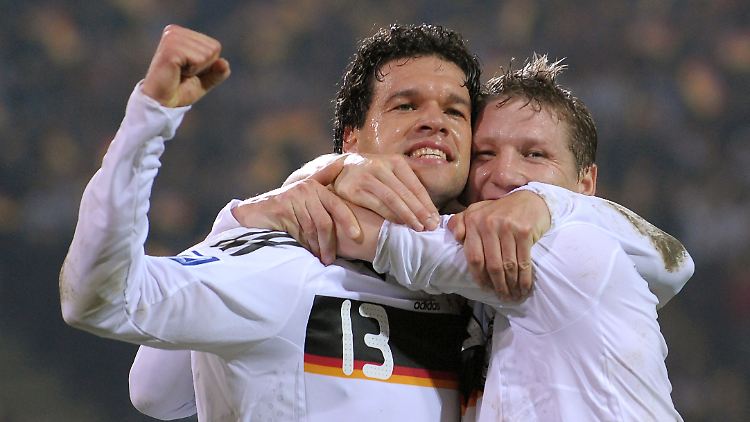 Viele gemeinsame Spiele für Deutschland: Michael Ballack und Bastian Schweinsteiger (Archivbild von 2008).