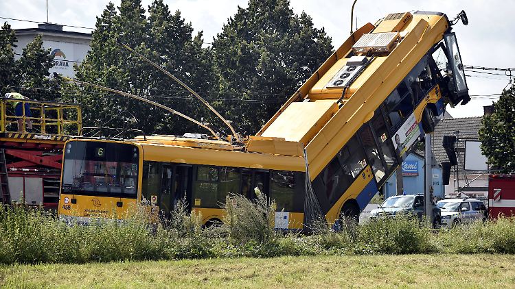 Die Sicherung der Unfallstelle in Otrokovice zieht sich über Stunden.