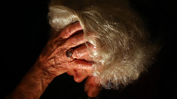 Typische Alzheimer-Symptome sind Gedächtnis-, Sprach- oder Denkstörungen.