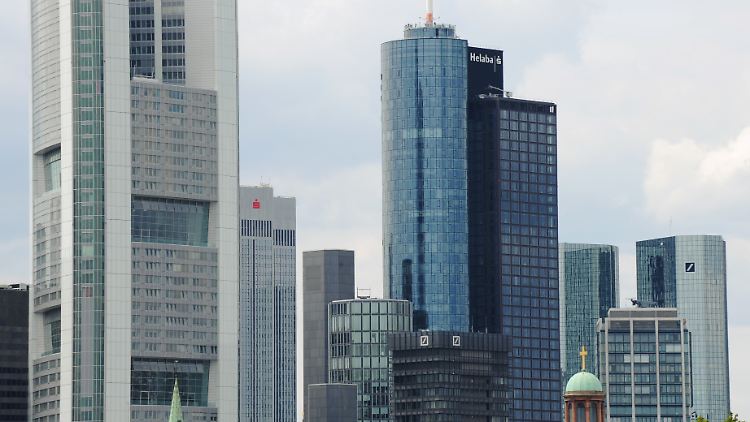 In Frankfurt stehen die beiden größten Banken, Coba links und Deutsche Bank ganz rechts, jedenfalls schon eng beieinander.