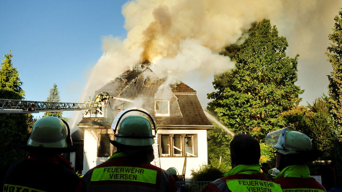 Der Brand zerstörte das Dach des Hauses.