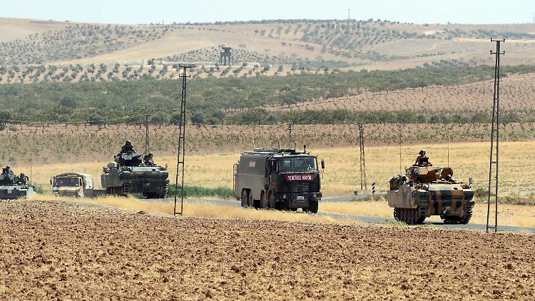 Türkische Panzer und Fahrzeuge auf dem Rückweg von der syrischen Grenze.