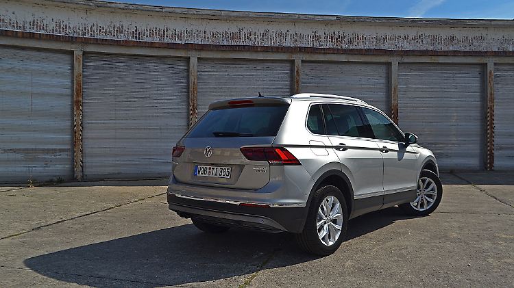 Rückleuchten in LED-Optik und die tiefsten Sicken die ein VW je gesehen hat schärfen den Tiguan auch am Heck.
