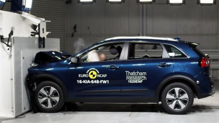 Zwei Bewertungen gab es für den Kia Niro. In der Basisversion reichte es nur für vier Sterne, mit optionalem Sicherheitspaket wurden daraus fünf Sterne.