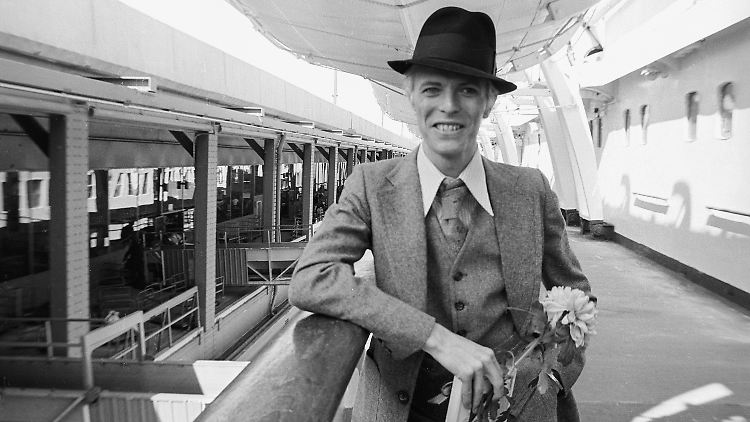 David Bowie an Bord des Dampfers "Leonardo da Vinci", auf dem er 1976 für seine "Station to Station"-Tour von New York nach Europa reiste. Er hatte Flugangst und schätzte es, während einer Schiffsreise Zeit zum Lesen zu haben.