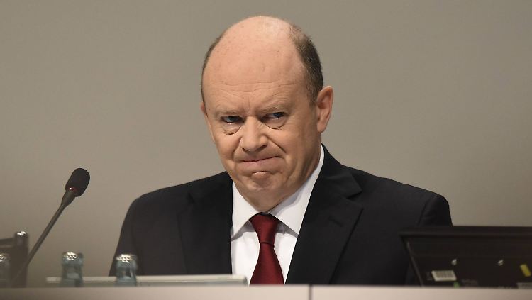 Sparkommissar Cryan: Für die Mitarbeiter macht sich der Umbau des Konzern bisher vor allem durch Sparmaßnahmen bemerkbar. 