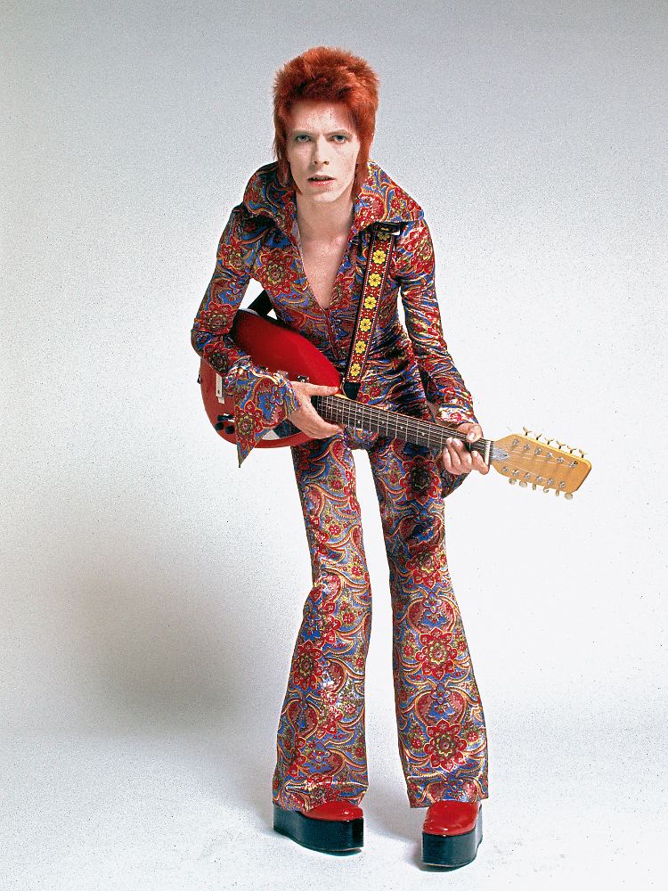 "Spacige Outfits wie dieses, Lichtjahre entfernt von der 'Jeans-Hölle des Rock'n'Roll' in den frühen 70ern, bildeten die Basis für Ziggys Mutation zum Rockstar."