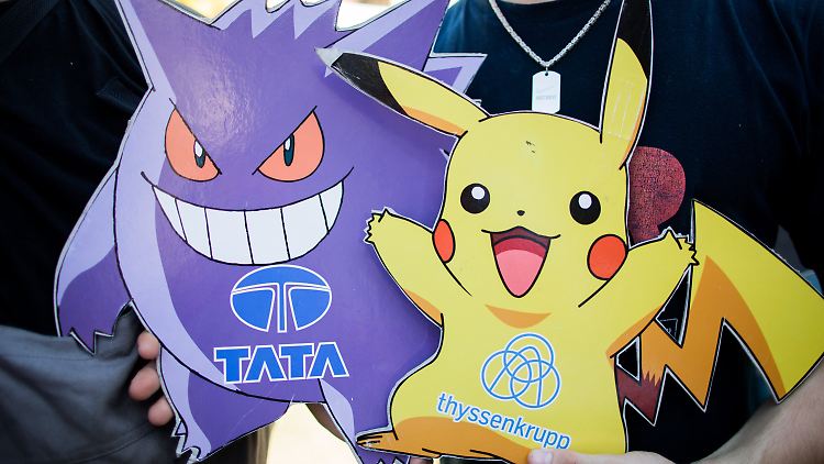 Mitarbeiter von ThyssenKrupp Steel tragen in Duisburg Pokemons mit den Logos von Tata und ThyssenKrupp. 