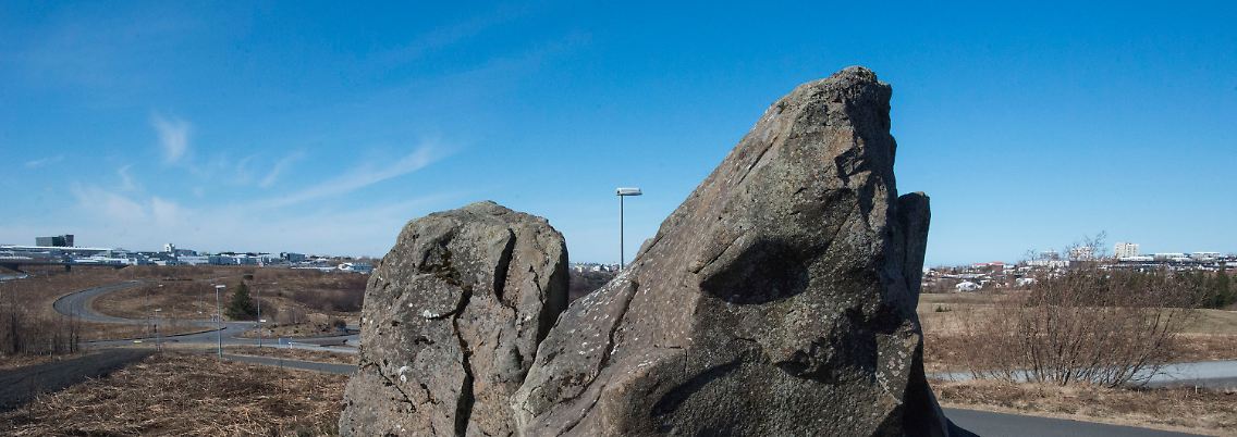 Steine wie dieser gelten in Island als Behausung von Elfen - sie blieben unangetastet, mitunter werden sogar Straßen um sie herum gebaut.