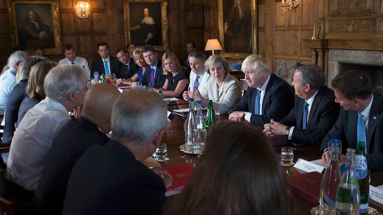 Theresa May und ihr Kabinett ringen um den Brexit-Fahrplan.