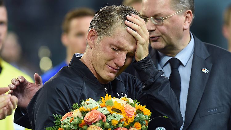 Der Abschied geht Bastian Schweinsteiger sehr nahe.