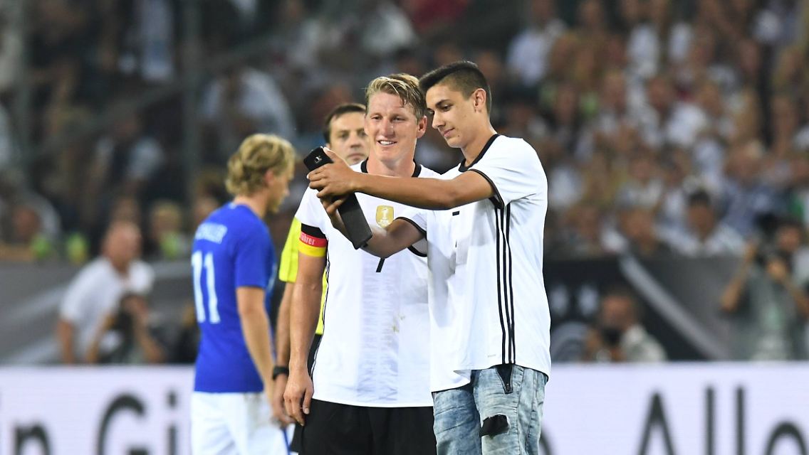 Weil das Spiel gegen die Finnen sportlich bedeutungslos ist, bleibt dem Noch-Kapitän Zeit für die wichtigen Dinge.