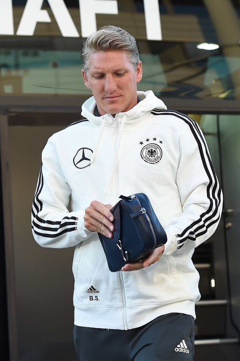 Am 31.08.2016 reist Bastian Schweinsteiger zum letzten Mal im Outfit der Nationalmannschaft zu einem Fußballspiel an.