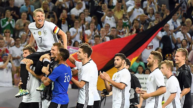 Beim Spiel gegen Finnland wurde entgegen anderslautender Gerüchte nicht nur Bastian Schweinsteiger gefeiert, sondern auch Fußball gespielt.