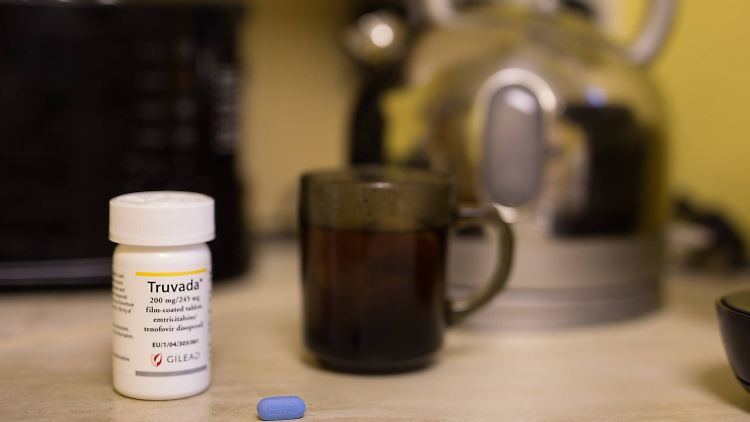 Zum Beispiel gleich morgens zum Frühstück: Die HIV-Präventionspille muss täglich eingenommen werden. Dann liegt die Schutzwirkung bei 86 Prozent.