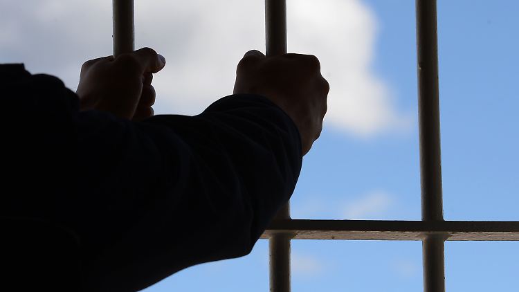 Hinter Gittern kann der Arbeitnehmer in aller Regel keine Arbeitsleistung erbringen. 
