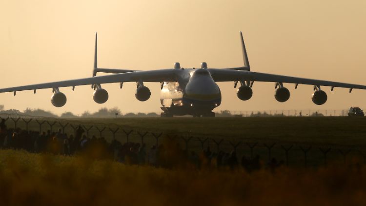 Schulterdecker mit sechs Triebwerken: Im Inneren der An-225 "Mrija" ist Platz für bis zu 250 Tonnen Fracht.