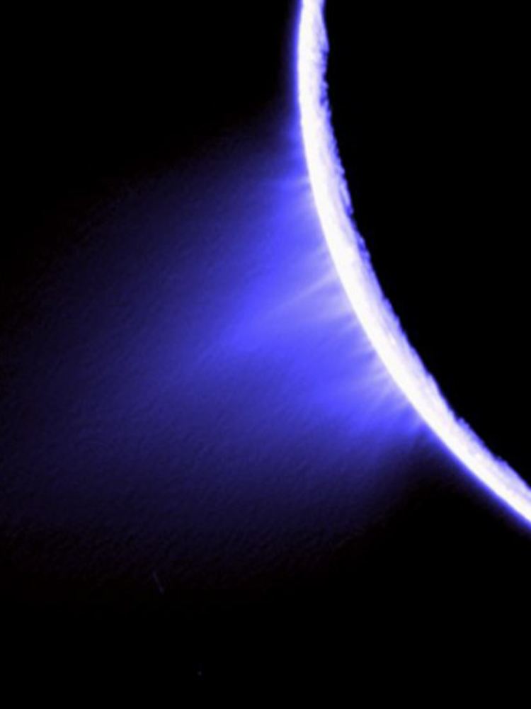 Die mit "Cassini" erstellte Aufnahme zeigt Eis- oder Wasserfontänen im Gegenlicht, die aus Enceladus schießen.