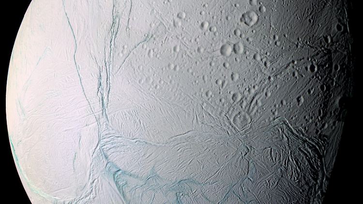 Südpol des Eismondes Enceladus mit etwa 100 Kilometer langen Spalten, die etwas wärmer sind als ihre Umgebung.
