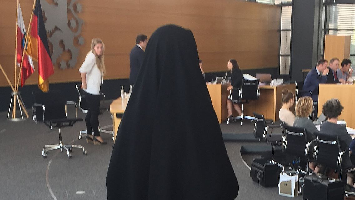 Muhsal kommt vollverschleiert in den Landtag - das Bild stammt von der AfD.