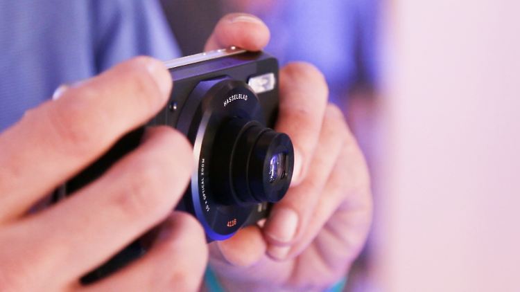 Sieht nicht so aus, ist aber ein Smartphone mit Modulaufsatz: das Moto Z Play und das Hasselblad-Mod.