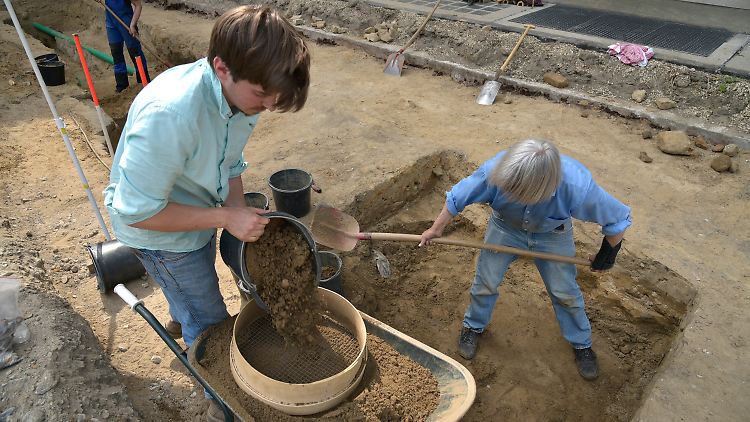 Die Archäologen der FU graben auf dem Gelände der Universität.