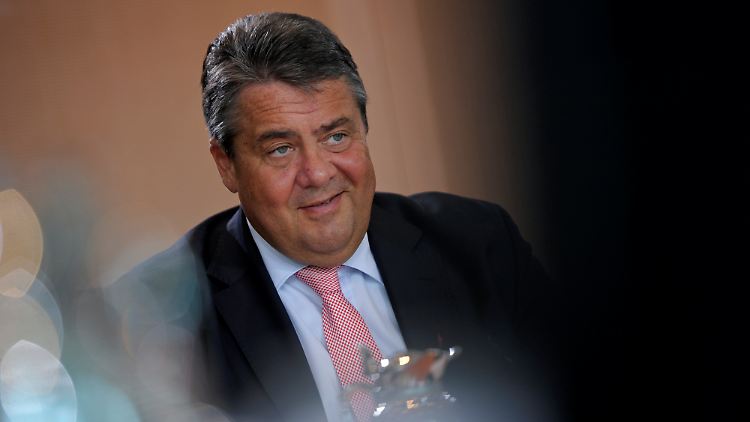 Was wird aus dem Freihandelsabkommen TTIP? "Eine Unterwerfung unter die USA darf es nicht geben", sagt SPD-Chef Gabriel.