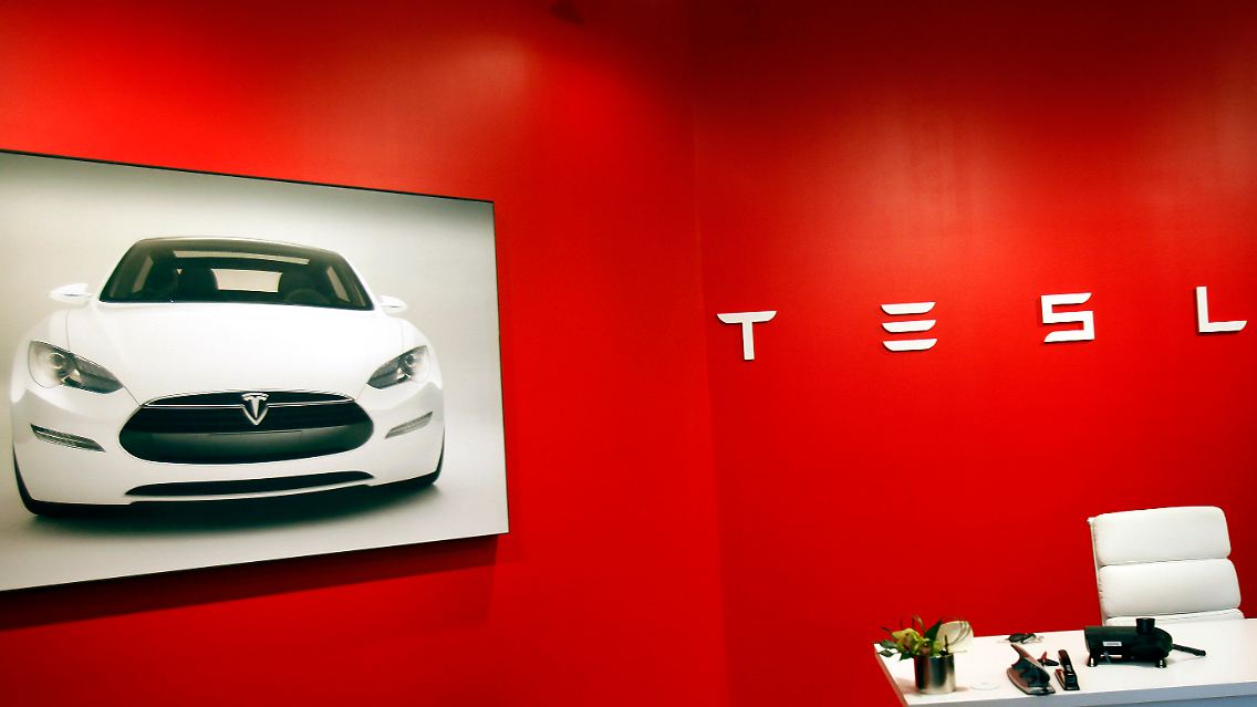 Tesla gibt den E-Mobilitätsvorreiter und setzt damit mehrere Branchen unter Strom.