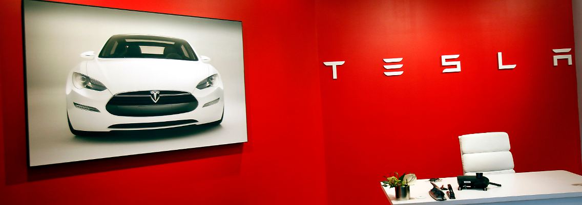 Tesla gibt den E-Mobilitätsvorreiter und setzt damit mehrere Branchen unter Strom.