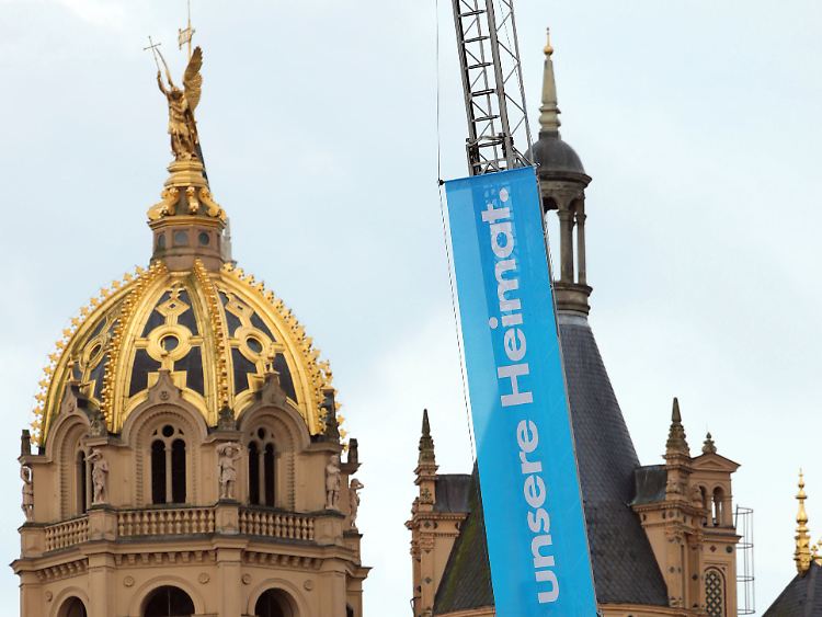 Heimatgefühle vor historischer Kulisse: Die AfD beendet den Wahlkampf vor dem Schweriner Schloss.